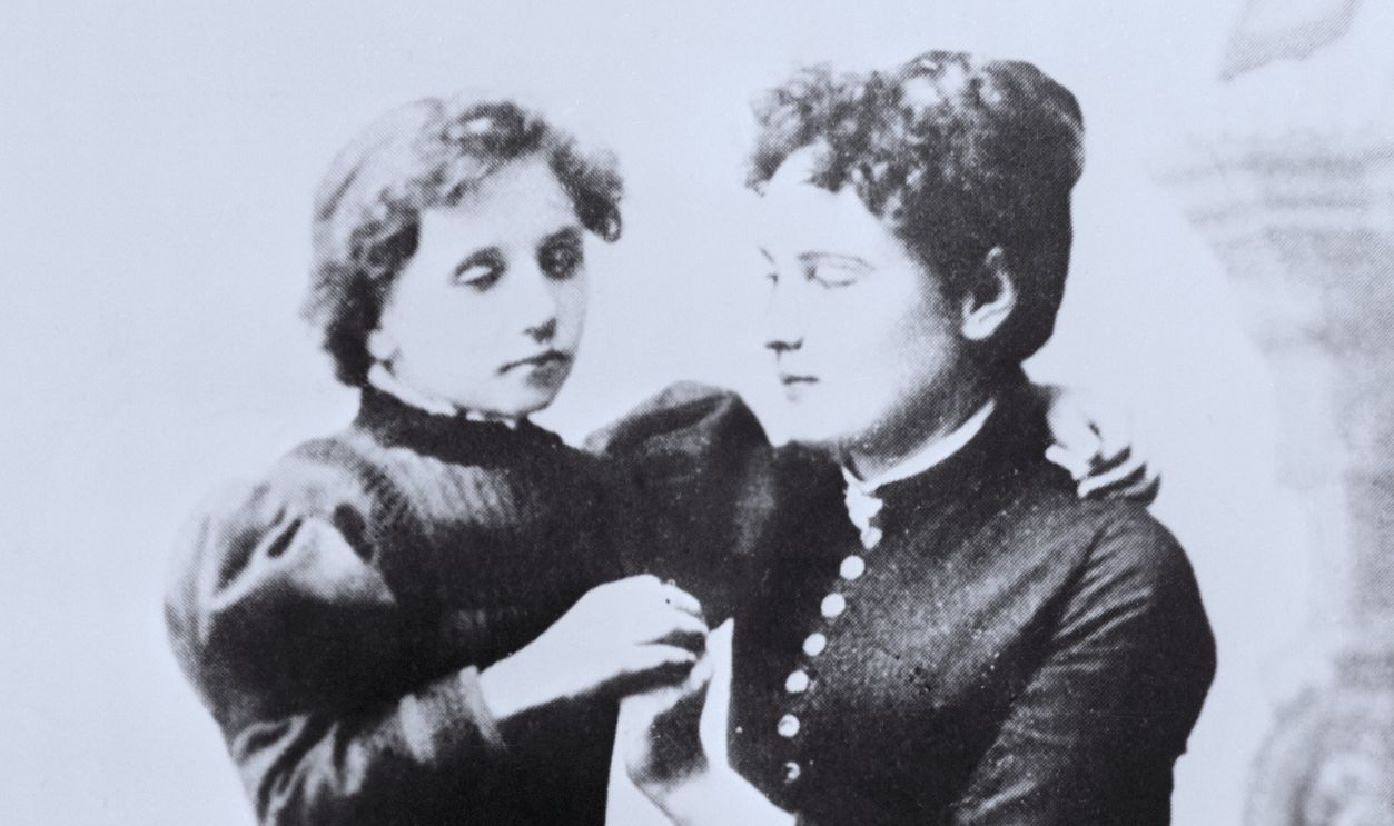 Gettyimages - 517368076, Young Helen Keller and Anne Sullivan