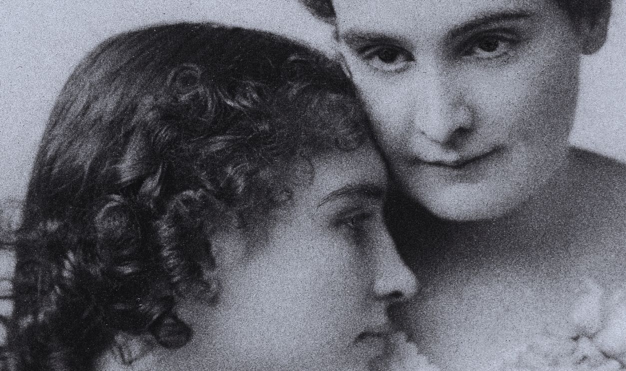 Gettyimages - 3245933, Helen And Anne circa 1898: Headshot portrait of deaf, blind and mute writer Helen Keller (left, 1880 - 1968), with her teacher and companion Anne M Sullivan (1866-1936). Keller wrote 'The Miracle Worker.'