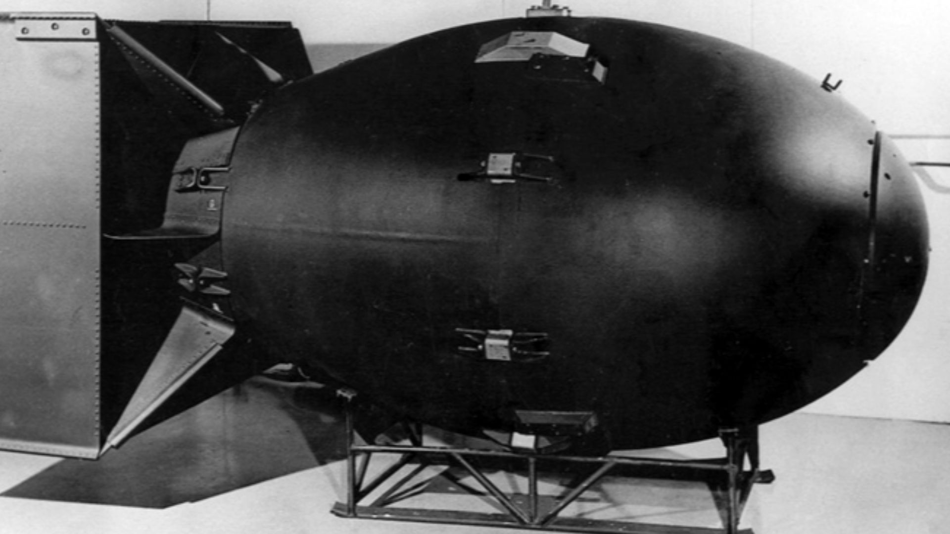 File:Fat Man (replica of nuclear bomb).jpg