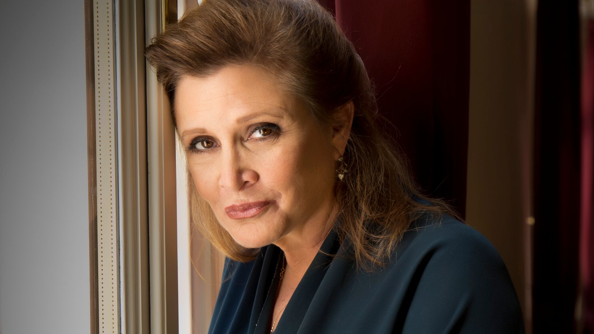 File:Carrie Fisher 2013 cropped pose.jpg