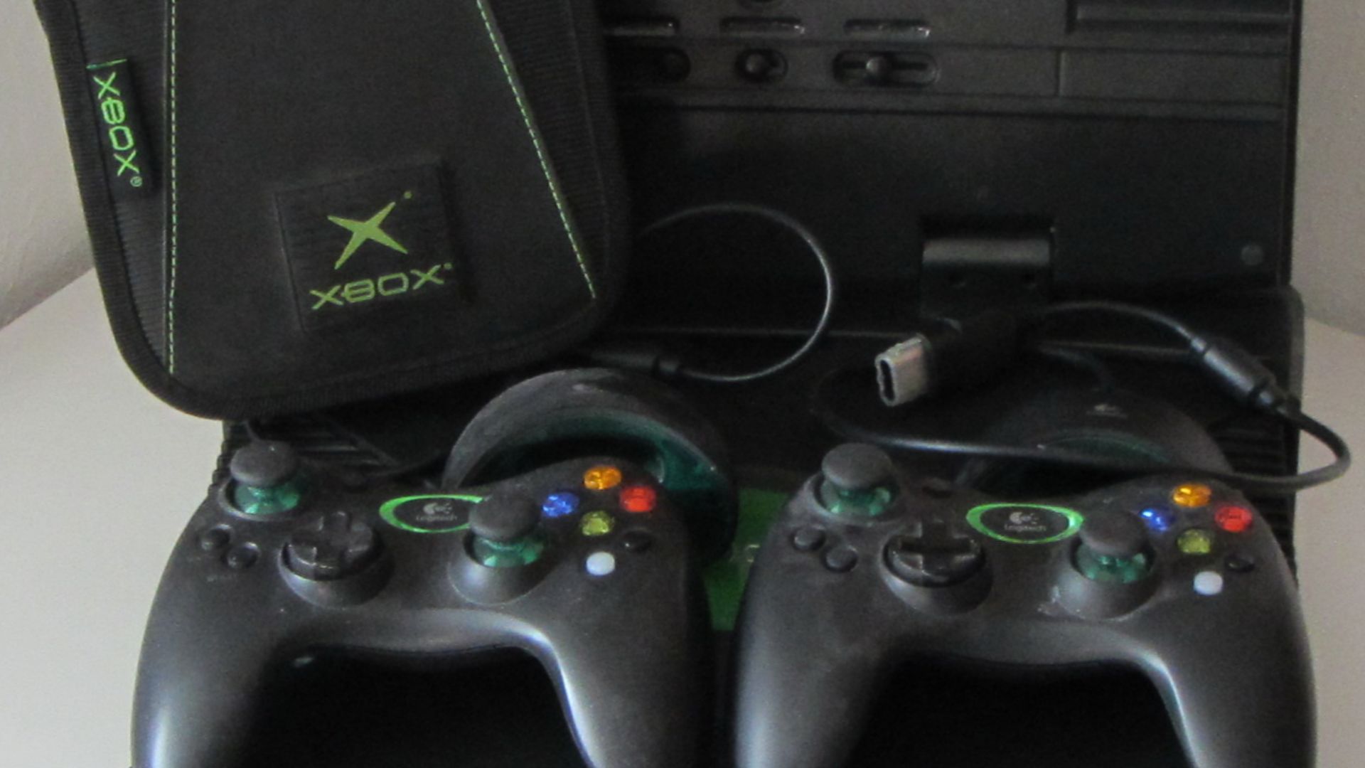 File:Xbox mit Zubehör und Display.jpg