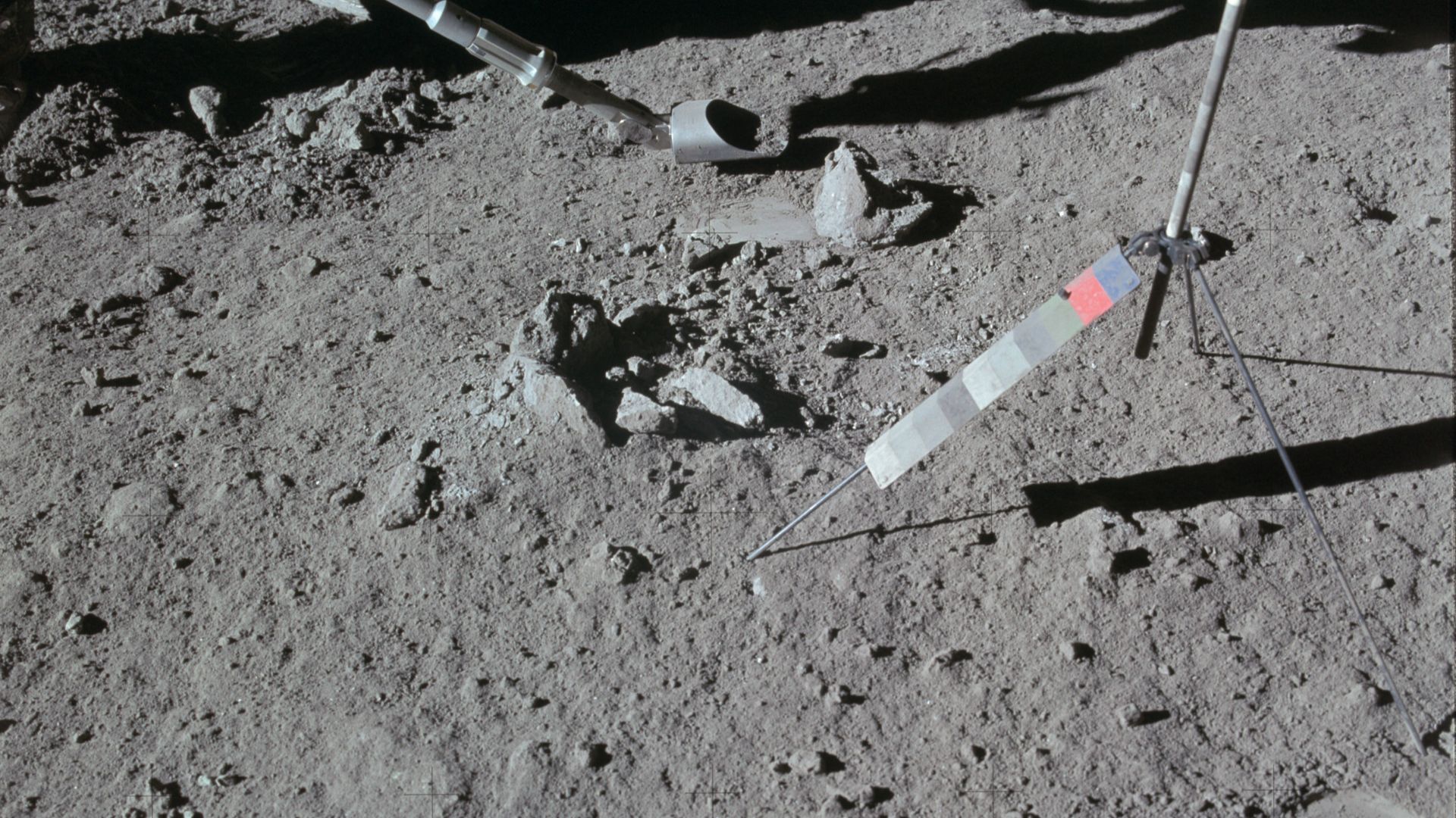 File:Apollo 15 The Genesis pedestal broken.jpg
