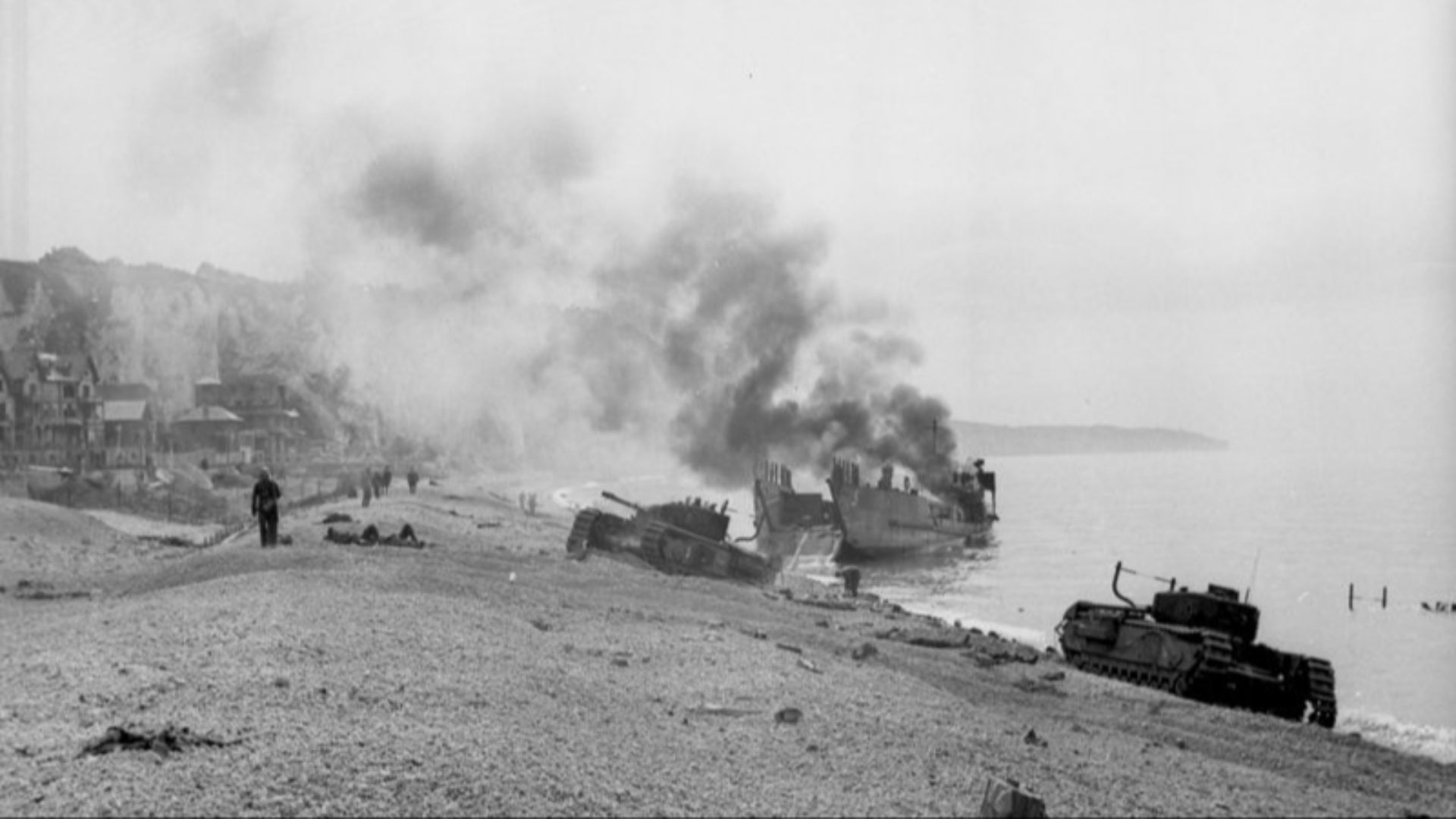 File:British Landing Craft on Beach at Dieppe.jpg