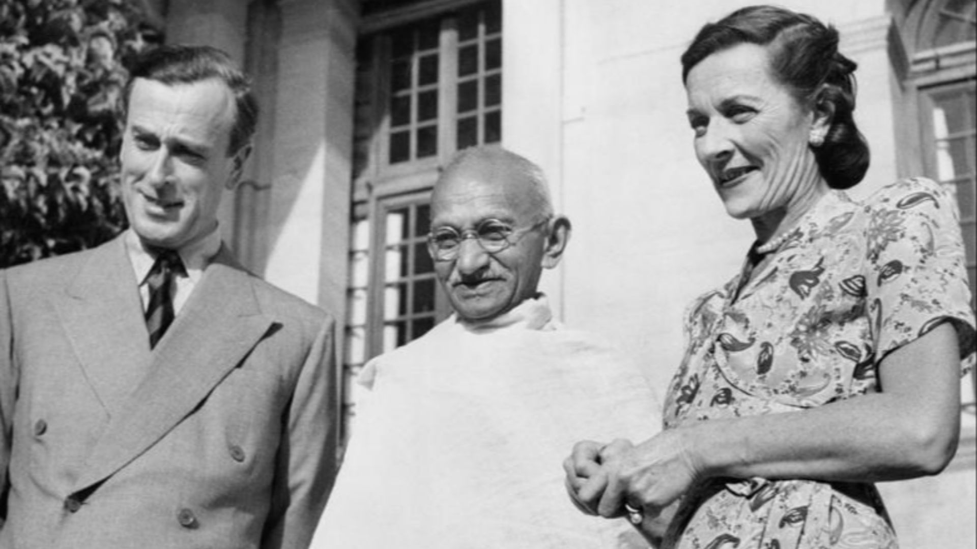 File:Mountbattens with Gandhi (IND 5298).jpg