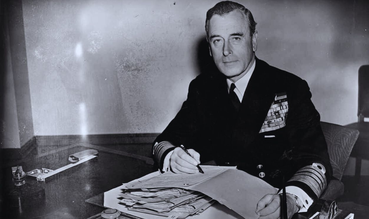 Gettyimages - 558628425, Louis Mountbatten, Amiral De La Flotte LONDRES, ROYAUME-UNI - 22 AVRIL: Louis Mountbatten, promu Amiral de la flotte, photographié dans son bureau de Londres, Royaume-Uni le 22 avril 1955.