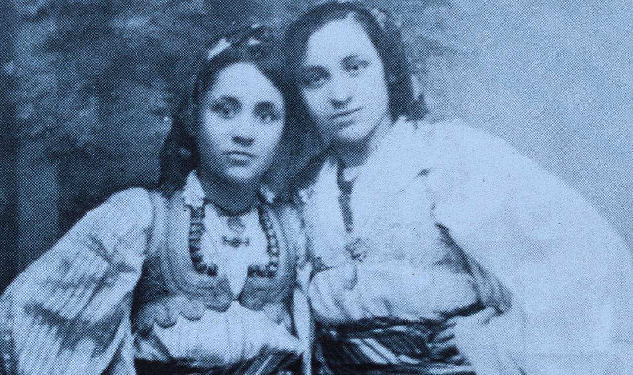 Gettyimages - 526904954, Mother Teresa of Calcutta The young Albanian born Anjezë Gonxhe Bojaxhiu, future Mother Teresa of Calcutta, with her sister Aga, in Macedonian traditional costume, circa 1925