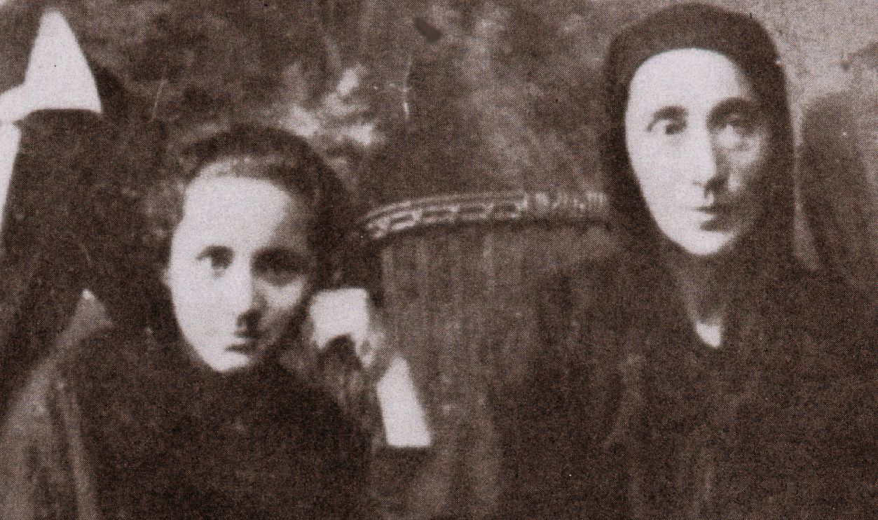 Gettyimages - 526905074, Mother Teresa of Calcutta The young Albanian born Anjez�� Gonxhe Bojaxhiu, future Mother Teresa of Calcutta, with her grandmother. 