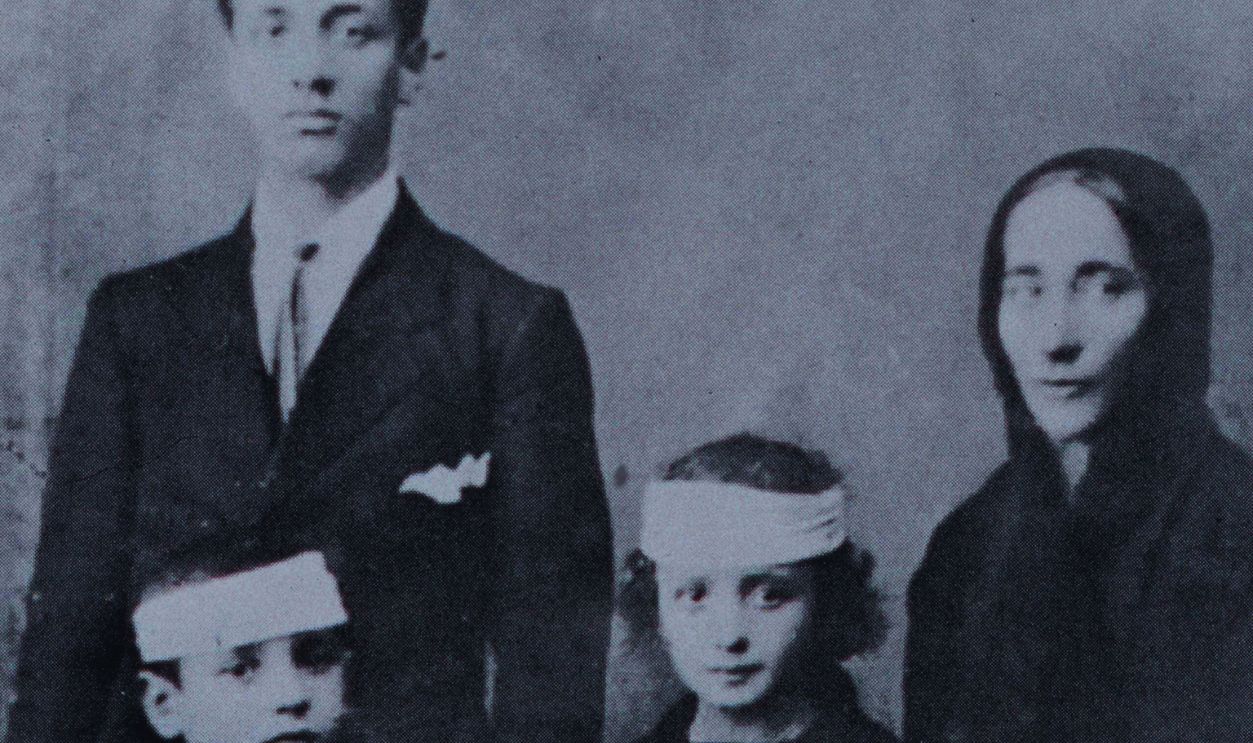 Gettyimages - 526905080, Mother Teresa of Calcutta The young Albanian born Anjez�� Gonxhe Bojaxhiu, future Mother Teresa of Calcutta, the day of her confirmation. On the right, her mother Dranafile Bojaxhiu.