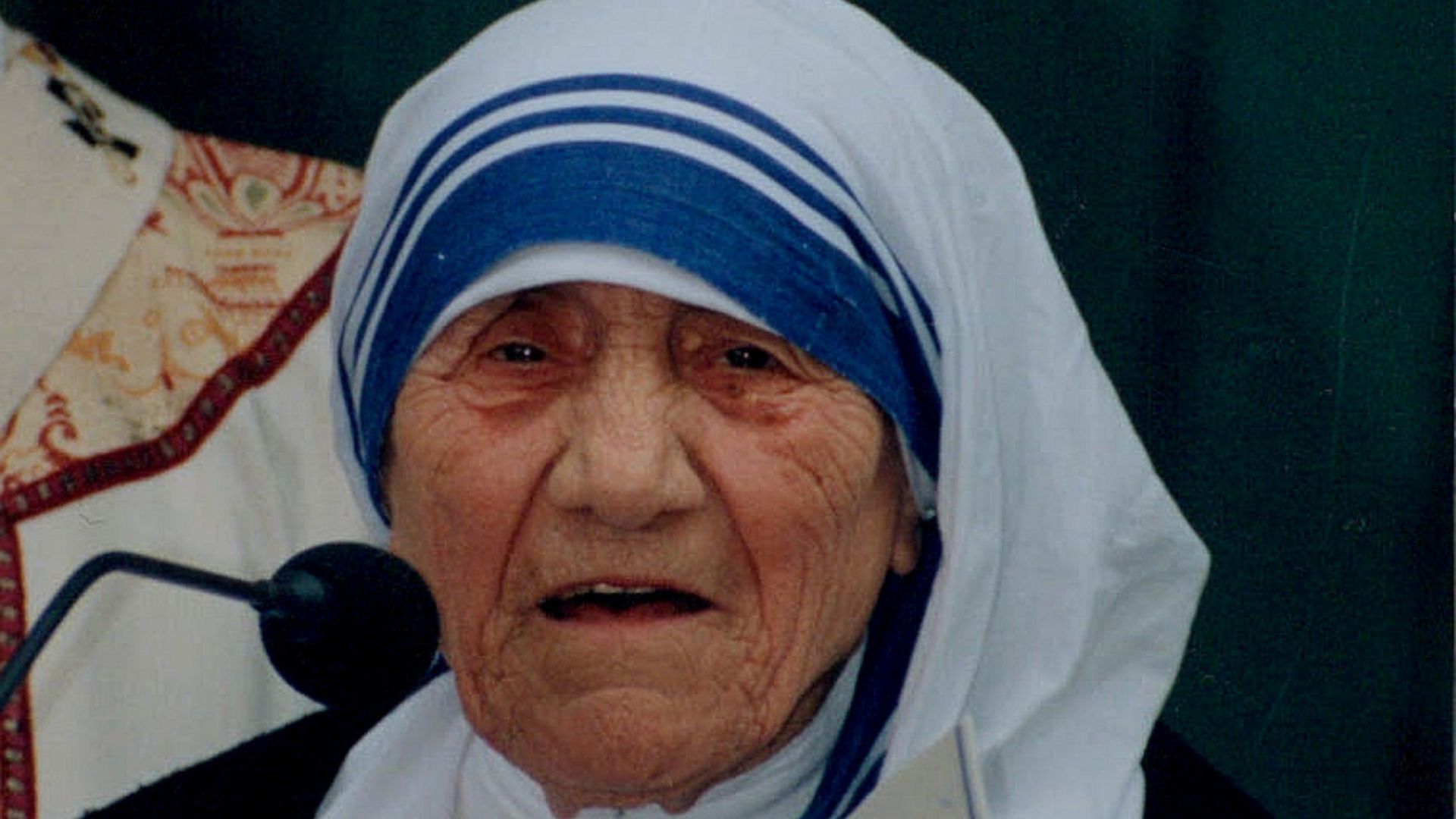 File:Mother Teresa speaking (40044087463).jpg
