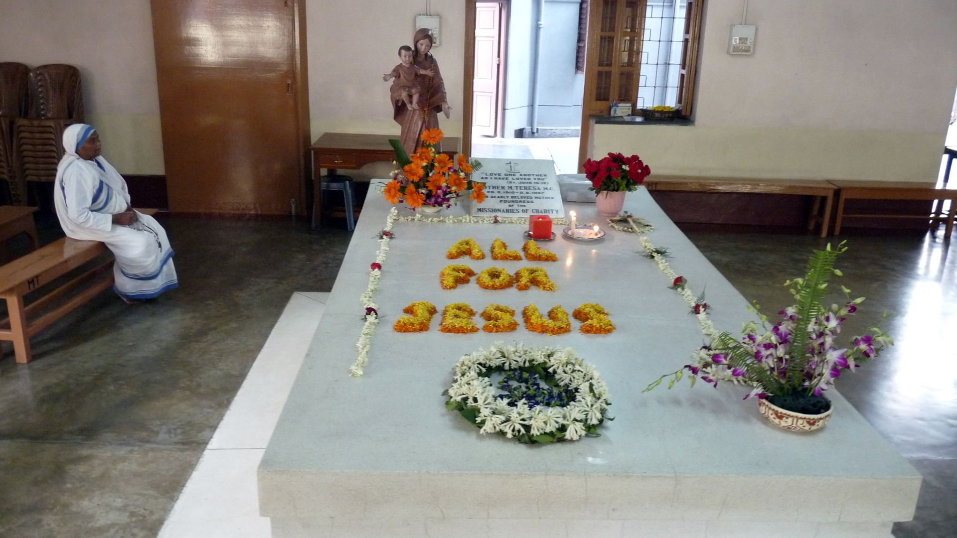 File:Mother Teresa tomb.jpg