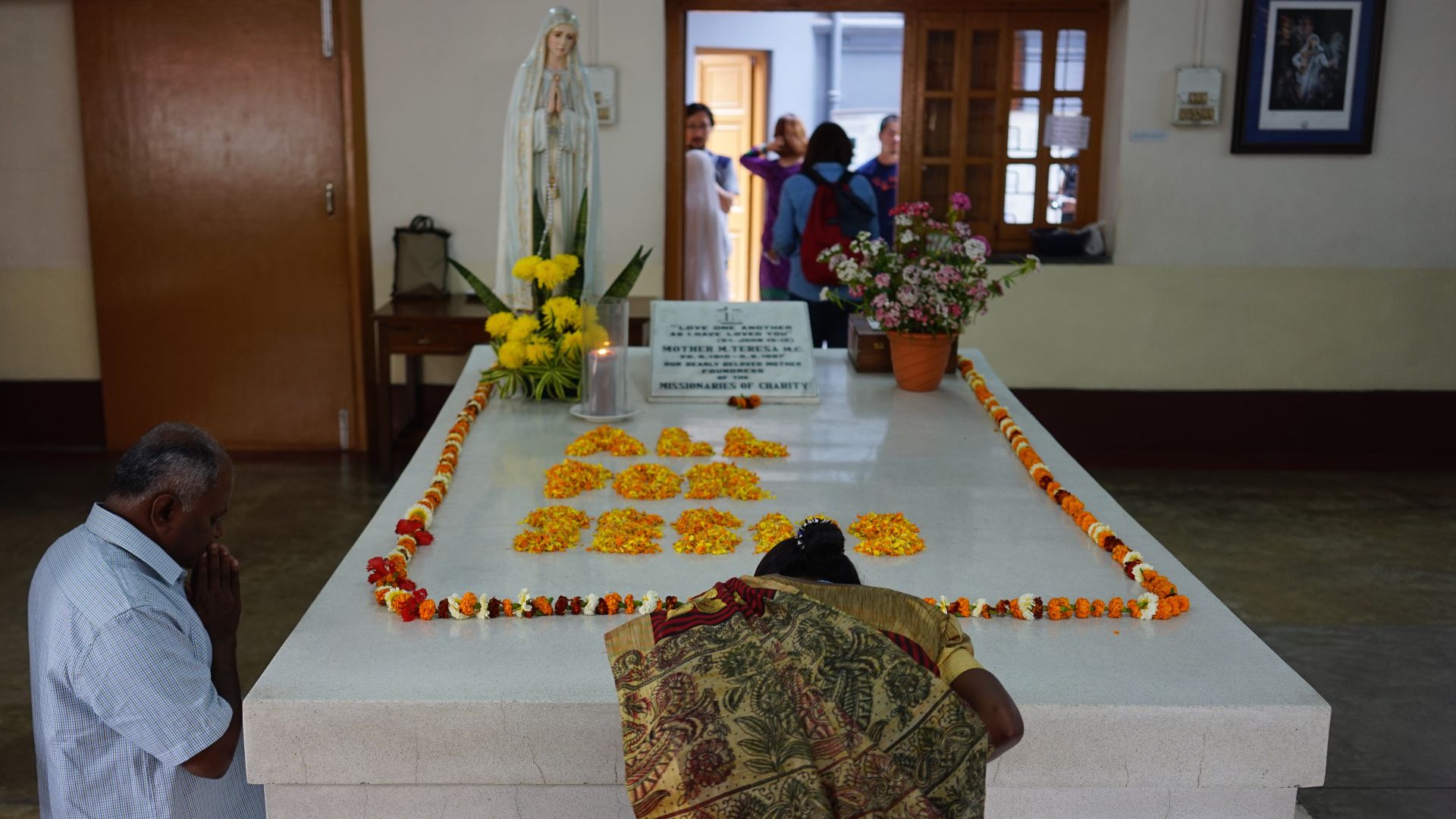 File:Mother Teresa's tomb (16721494421).jpg