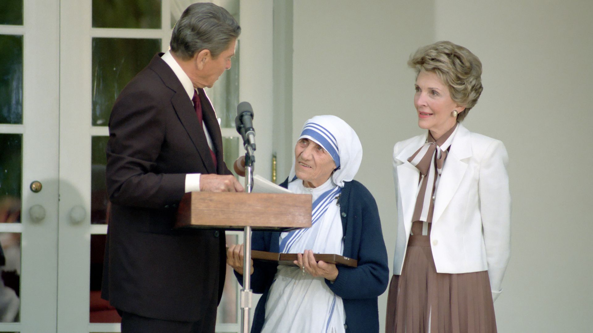 File:President Ronald Reagan presents Mother Teresa with the Medal of Freedom at a White House Ceremony in the Rose Garden.jpg