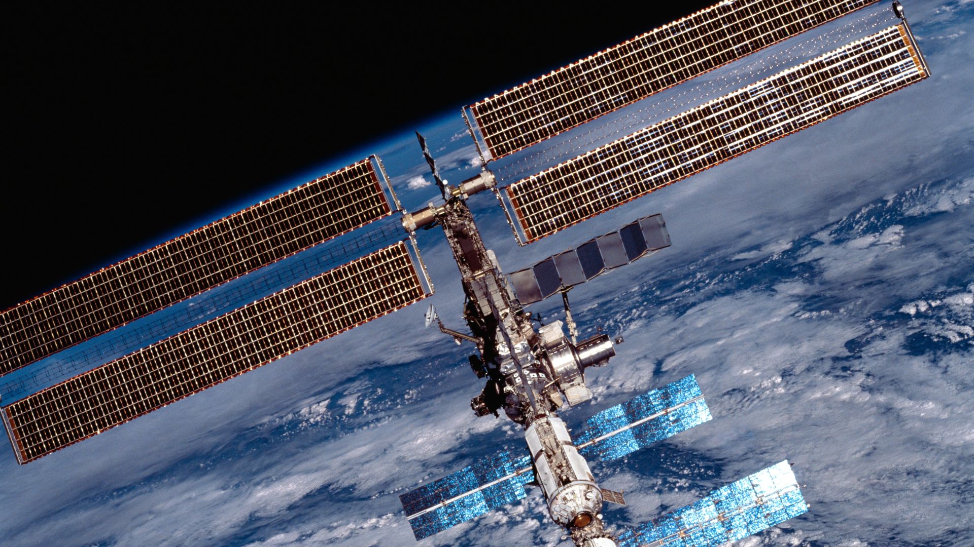 File:ISS on 20 August 2001.jpg