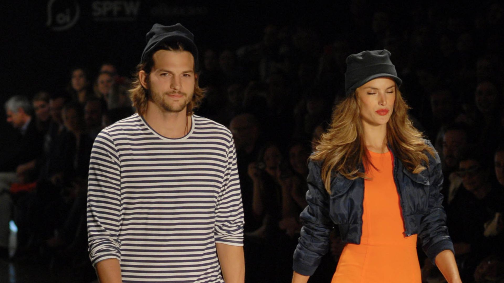 File:Ashton Kutcher, o modelo mais esperado dessa edição da SPFW @ São Paulo Fashion Week em Junho de 2011.jpg