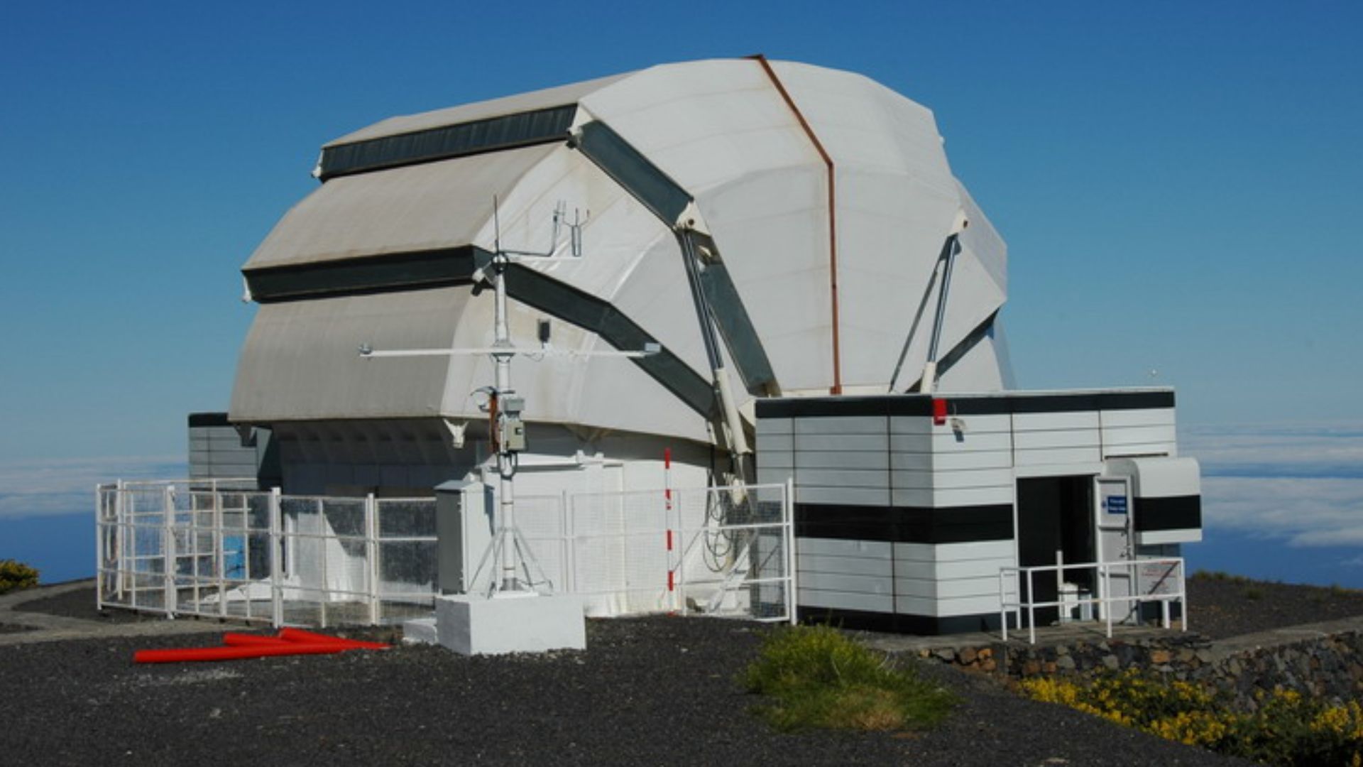 File:Liverpool Telescope exterior.jpg