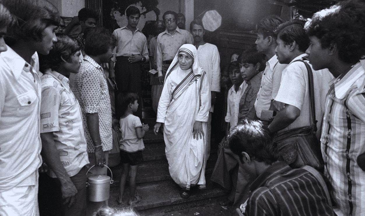 Gettyimages - 110141614, Mother Teresa and the poor in Calcutta, India in October, 1979. INDIA - OCTOBER 01: Mother Teresa and the poor in Calcutta, India in October, 1979. 