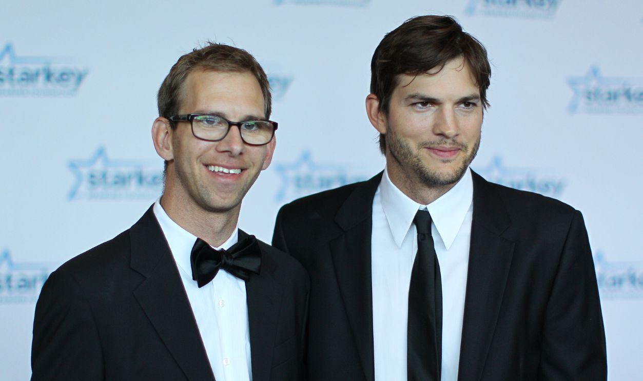  Michael Kutcher and brother Ashton Kutcher walk the red carpet before the 2013 Starkey Hearing Foundation's 
