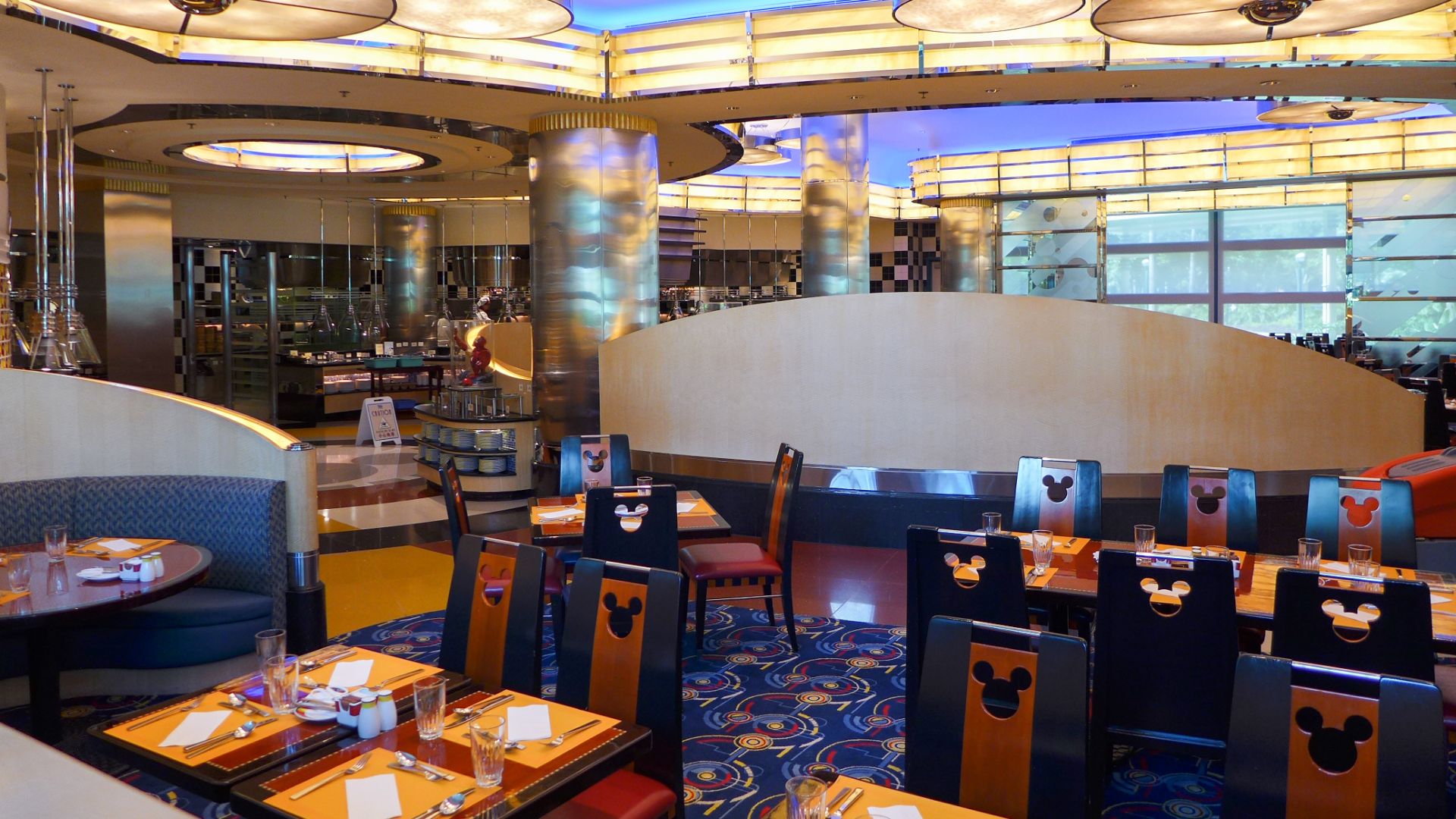 File:Disneyland Hollywood Hotel Chef Mickey 2017.jpg