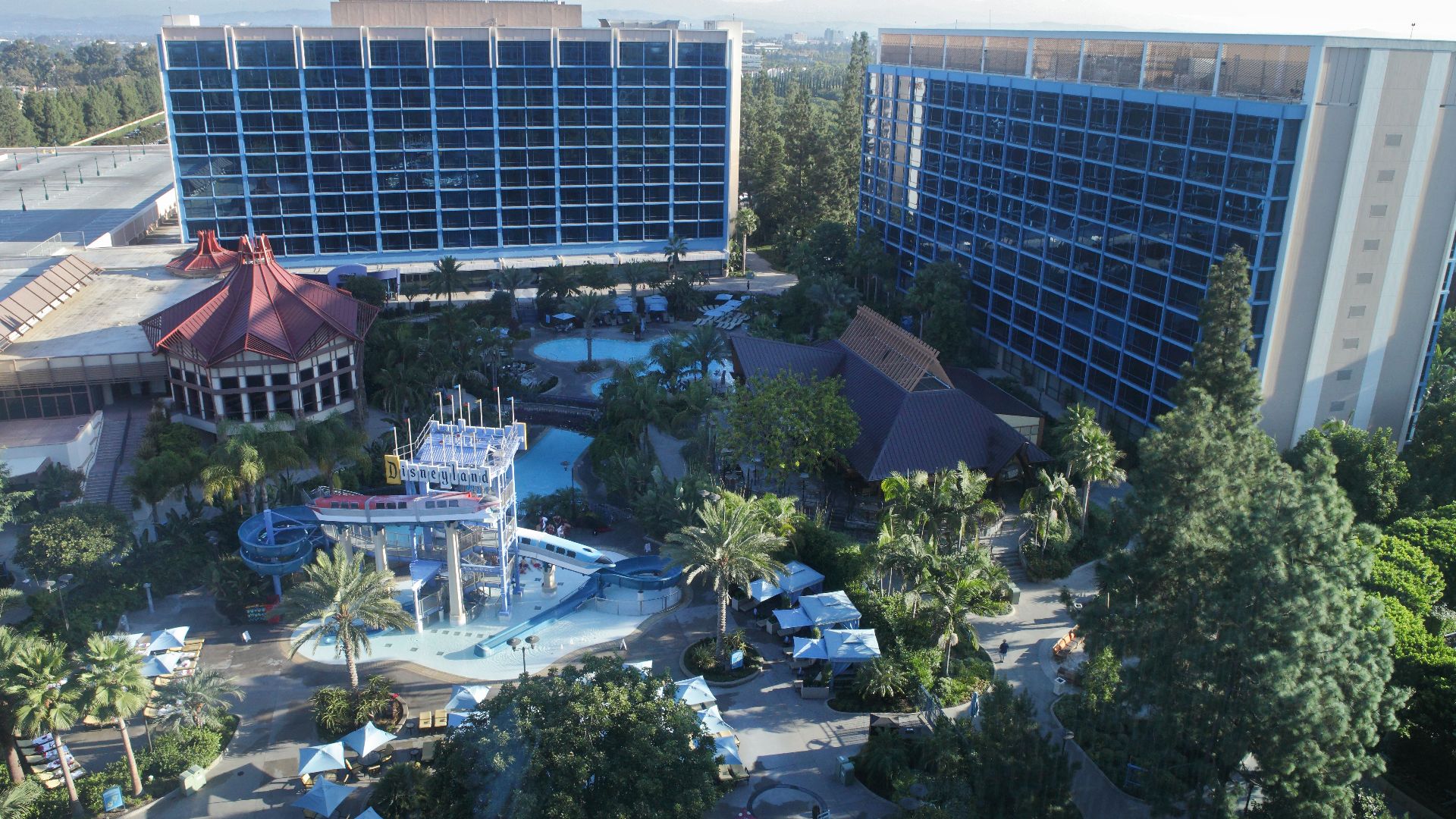 File:Disneyland Hotel.jpg
