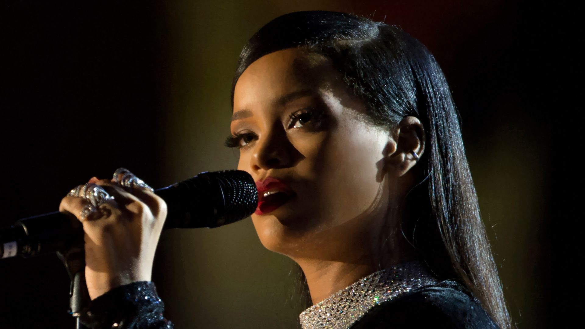 File:Rihanna concert in Washington DC (2).jpg