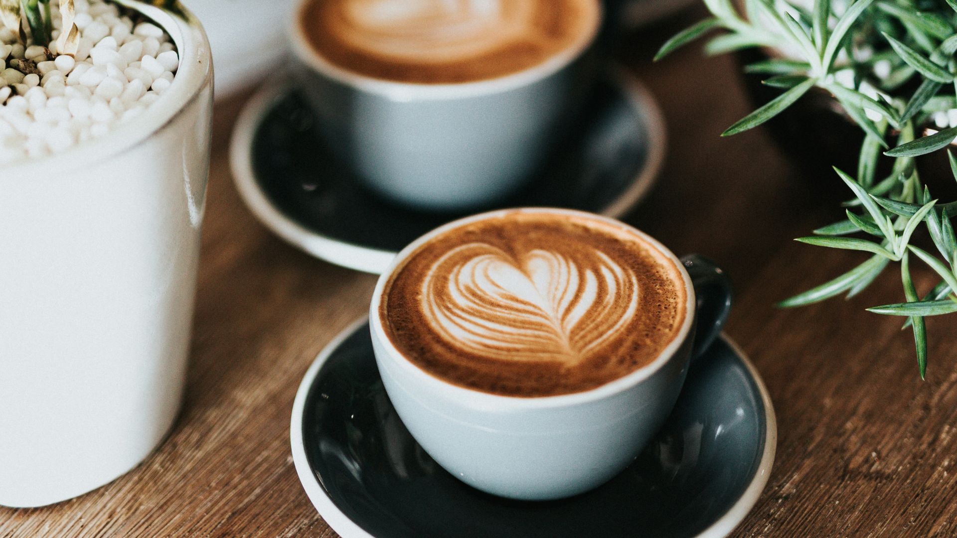 shallow focus photography of coffee late in mug on table