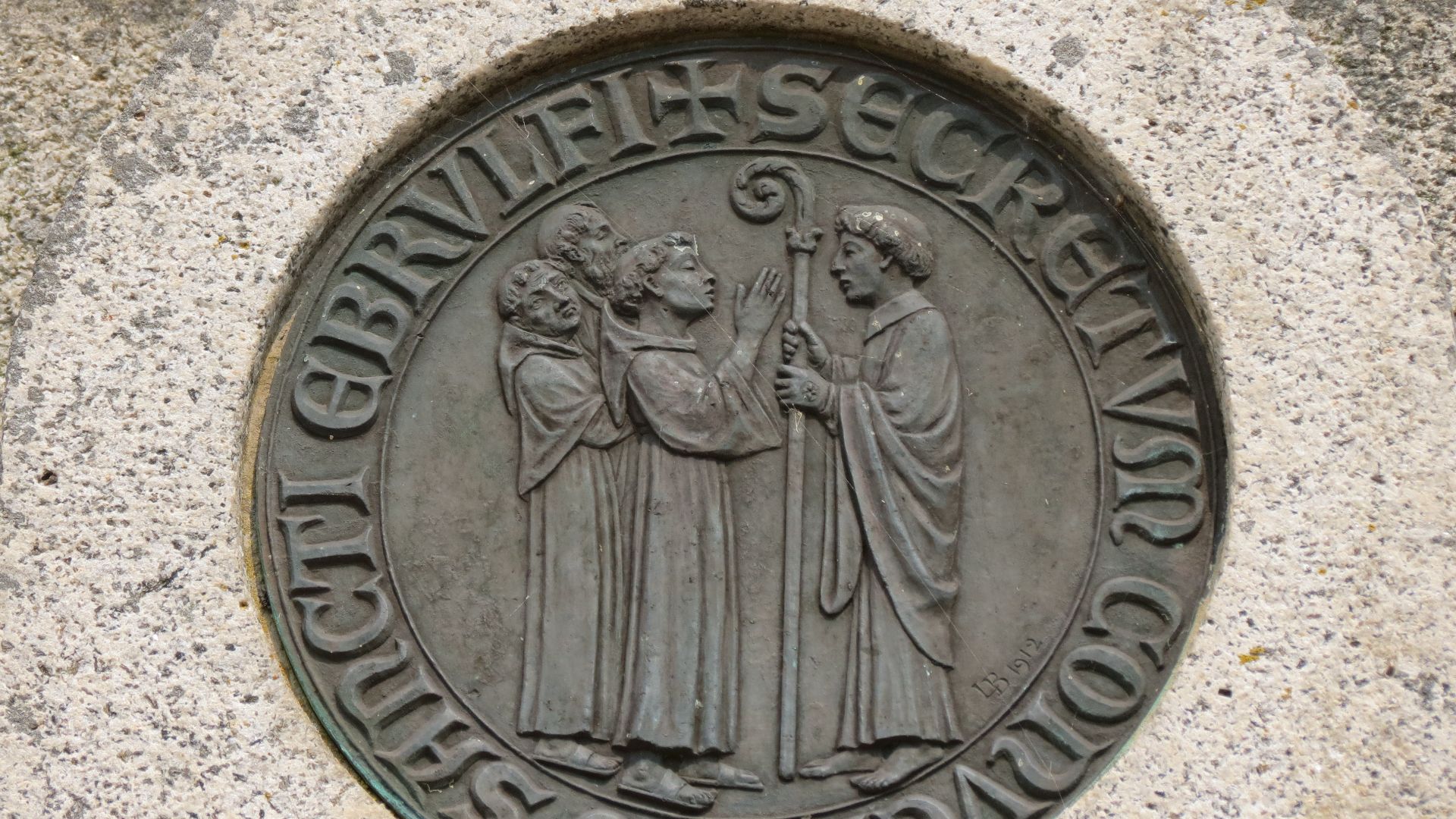 File:Médaillon mémorial d'Orderic Vital.JPG