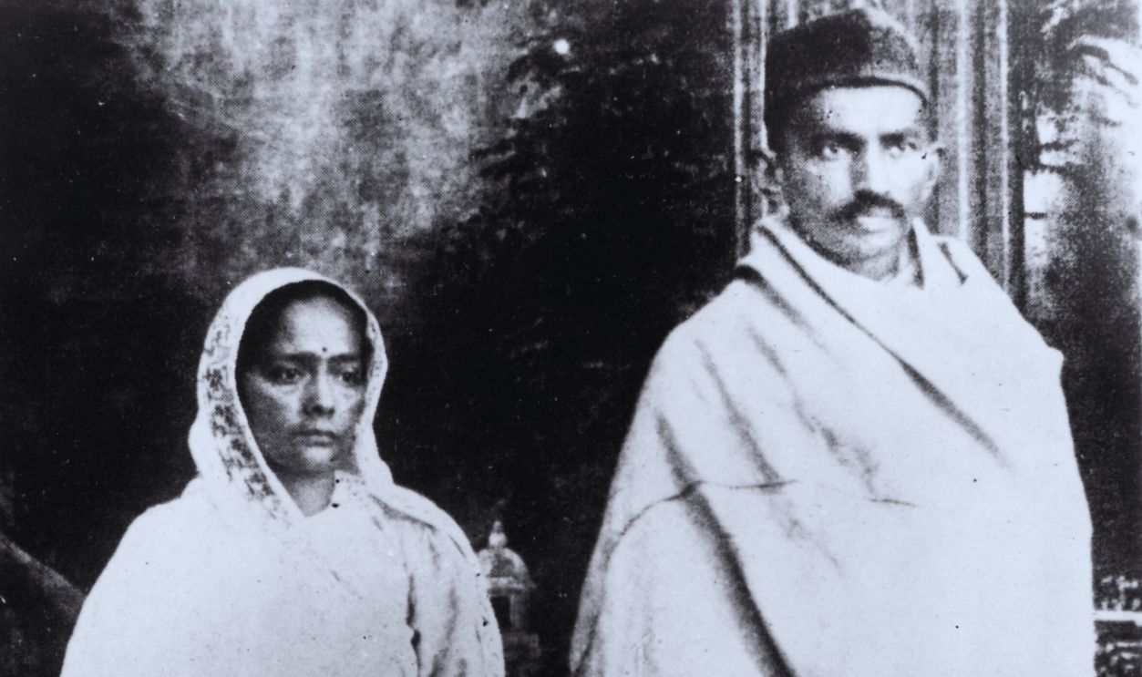 January 1922: Indian nationalist leader and organizer of the Indian National Congress's campaign of passive non-cooperation, Mahatma Gandhi (Mohandas Karamchand Gandhi, 1869 - 1948) with his wife, shortly before his arrest for conspiracy. 