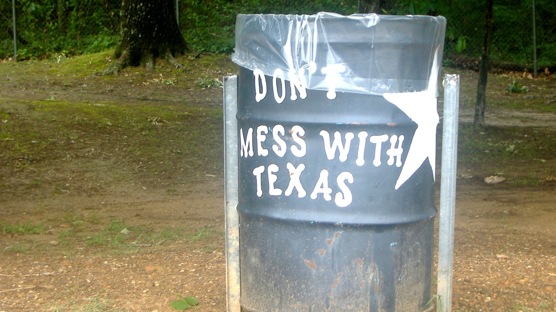 File:'Don't Mess With Texas' garbage can - panoramio.jpg