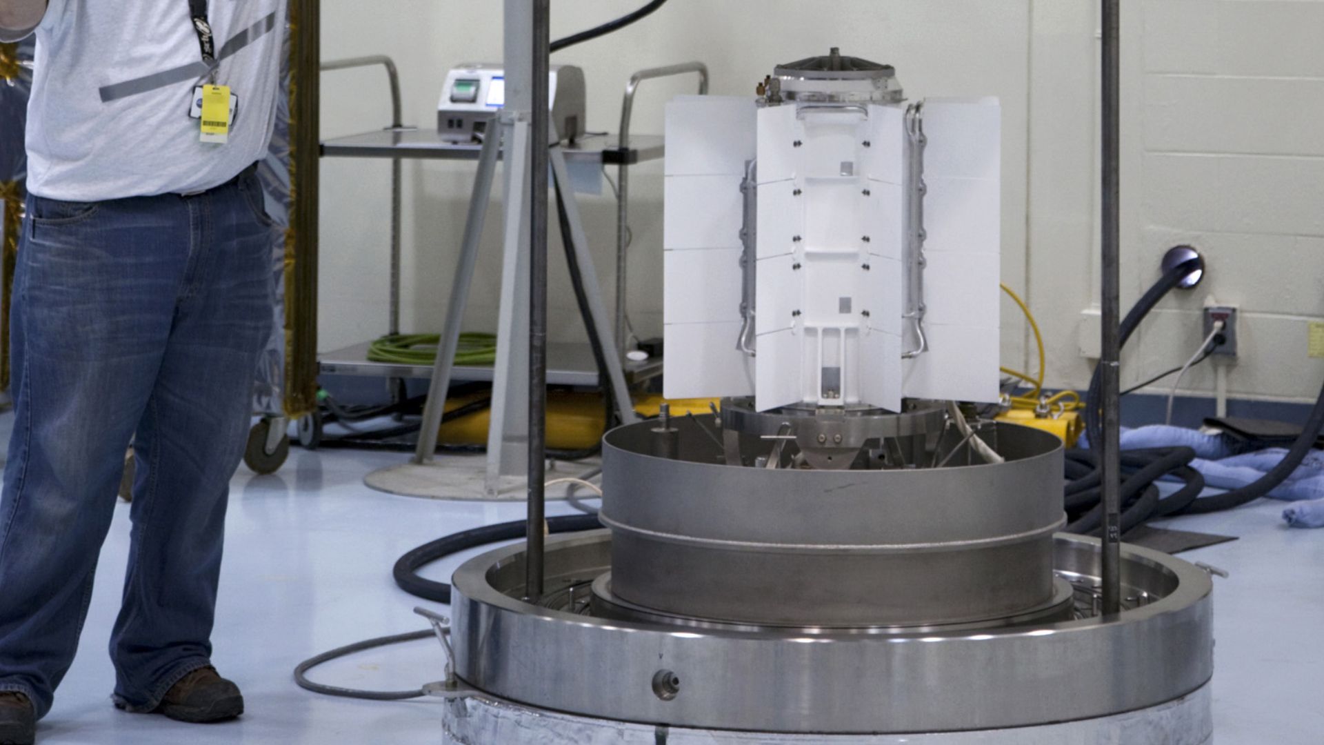 File:MMRTG unloading.jpg