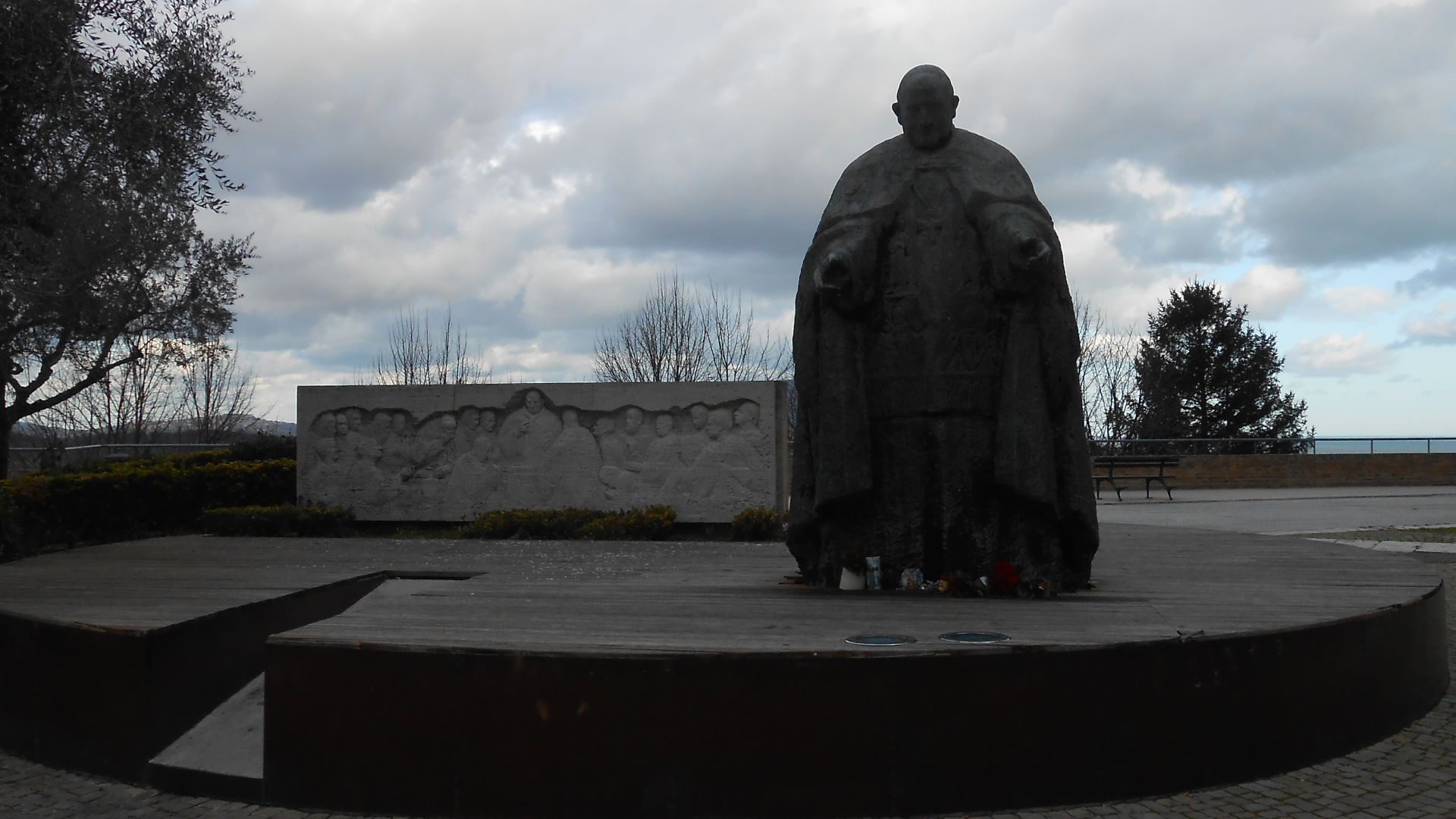 File:Statua di Papa Giovanni XXIII, Alessandro Monteleone, Loreto.jpg