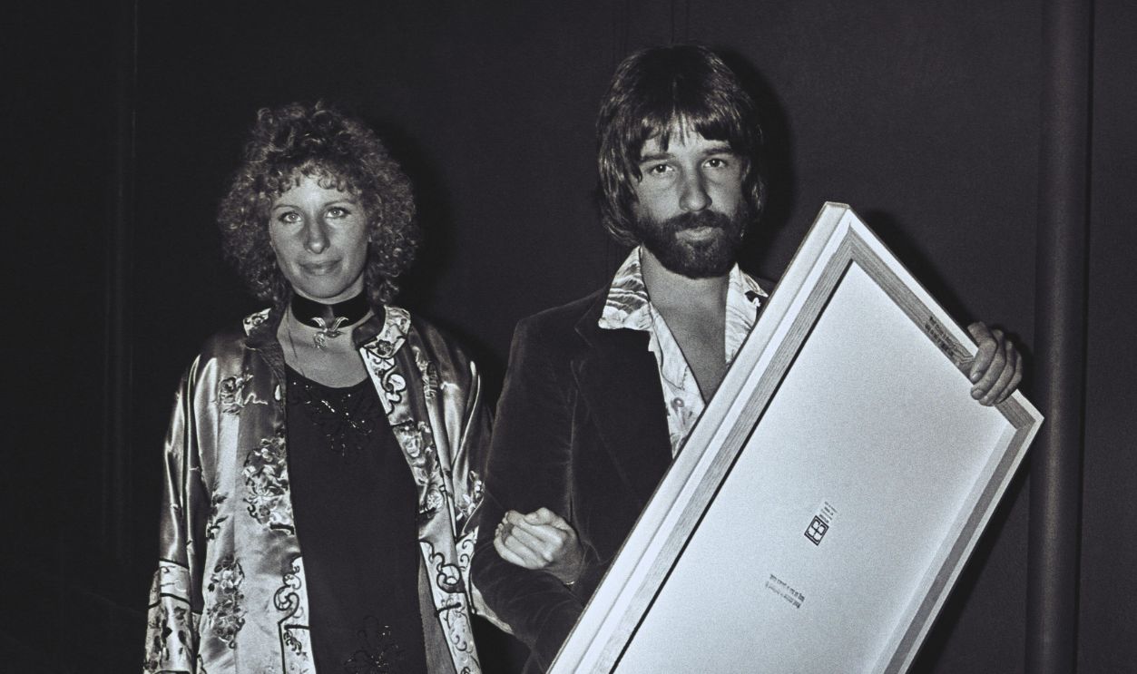 Gettyimages - 84674625, Brad Elterman Archive (EXCLUSIVE, Premium Rates Apply) LOS ANGELES - JANUARY 01, 1976: Barbra Streisand and her boyfriend Jon Peters leave The Roxy circa 1976 in Los Angeles, California. **EXCLUSIVE** 