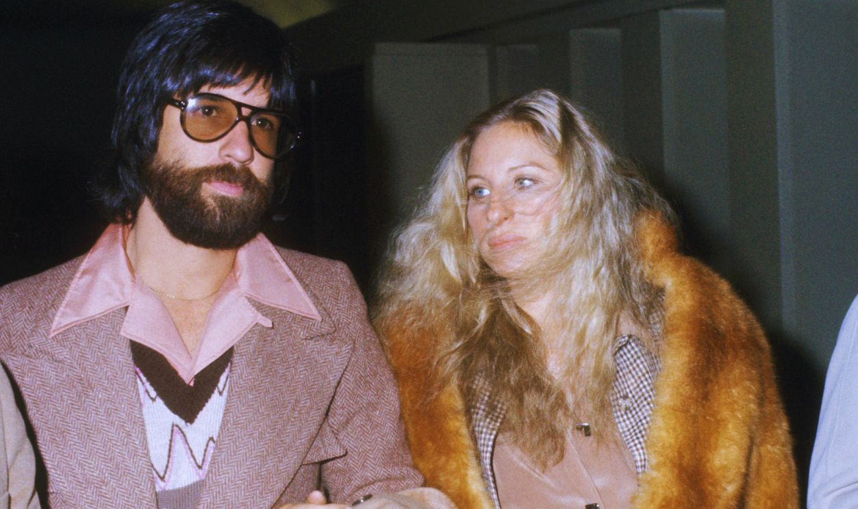 Gettyimages - 88372656, Barbra Streisand Sighting in New York City - October 1, 1975 Jon Peters and Barbra Streisand 
