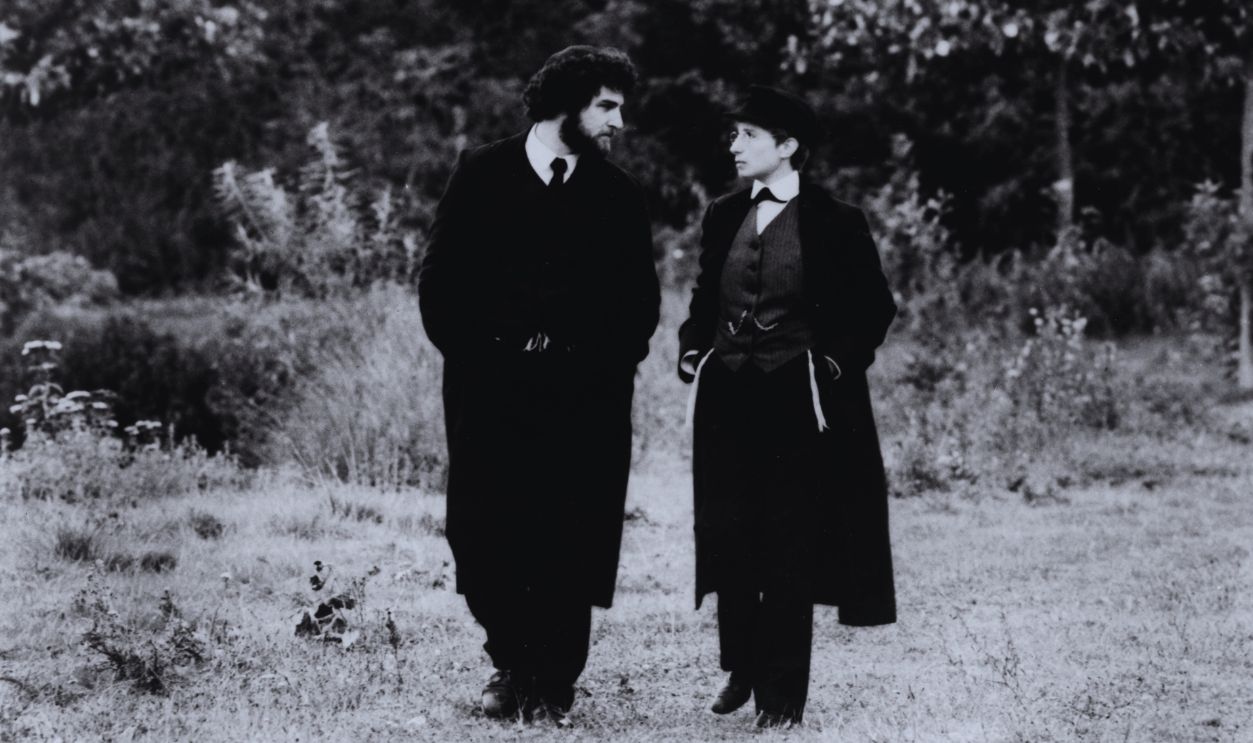 Gettyimages - 505630033, Yentl CIRCA 1983:Mandy Patinkin and Barbra Streisand walk in a scene in the movie 