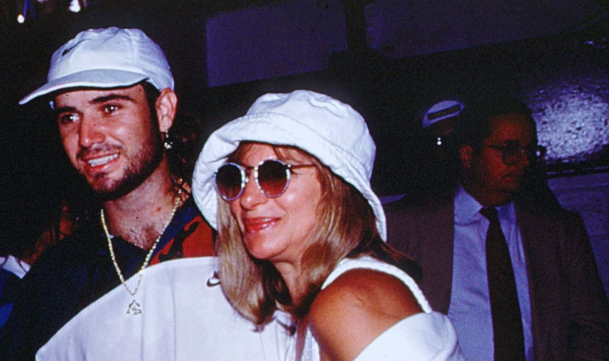 Gettyimages - 948244714, ARCHIVES STEFFI GRAF ET ANDRE AGASSI Flushing Meadow, New York. Andre Agassi and his alleged girlfriend Barbra Streisand at the 1992 US Open in New York City. 