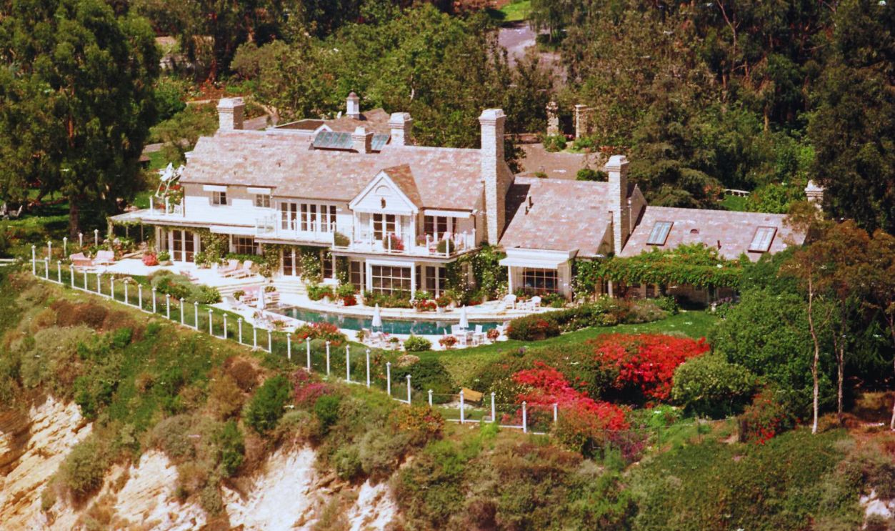 Gettyimages - 1155191, 5/28/97 Malibu, Calif. Barbra Streisand has bought three ocean facing houses next to each other in t 5/28/97 Malibu, Calif. Barbra Streisand has bought three ocean facing houses next to each other in the Point Dume area of Malibu. This photo shows them as the main house which she lives in now 