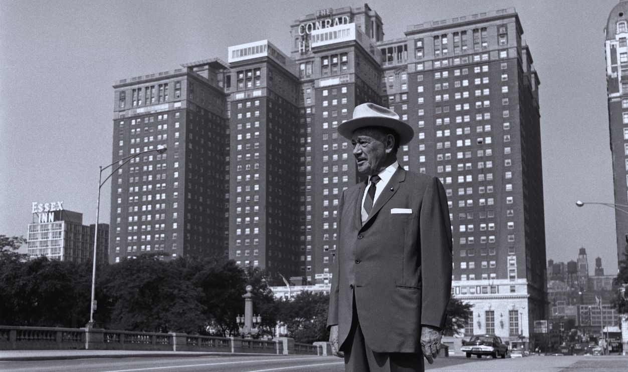 Gettyimages - 113963253, Conrad Hilton in front of Hilton Hotel In Chicago, United States In 1950- UNITED STATES - JANUARY 01: Conrad Hilton in front of Hilton Hotel In Chicago, United States In 1950-CHICAGO, ETATS-UNIS - Hilton hotels owner Conrad Hilton in front of the Chicago Hilton Hotel. 1950. 