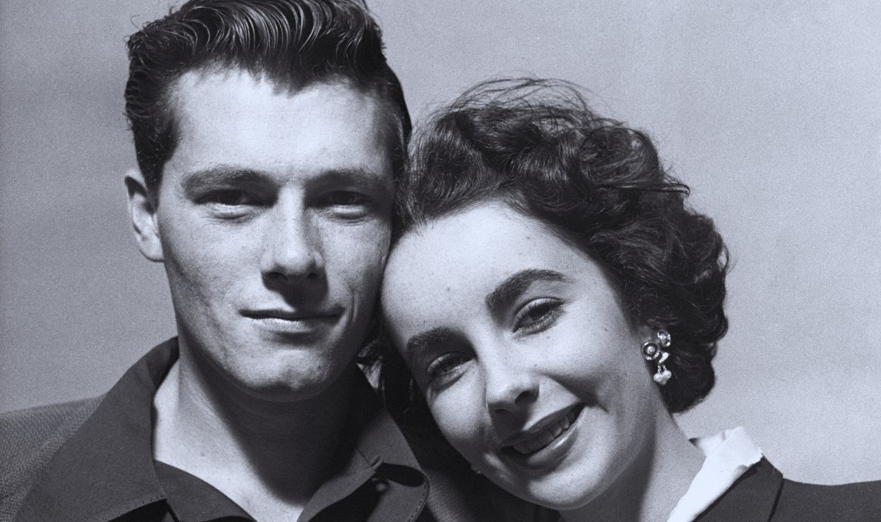 Gettyimages - 1355453712, Elizabeth Taylor et Conrad Hilton Jr Elizabeth Taylor et Conrad Hilton Jr dans leur chambre d'hôtel à Paris, le 31 mai 1950.