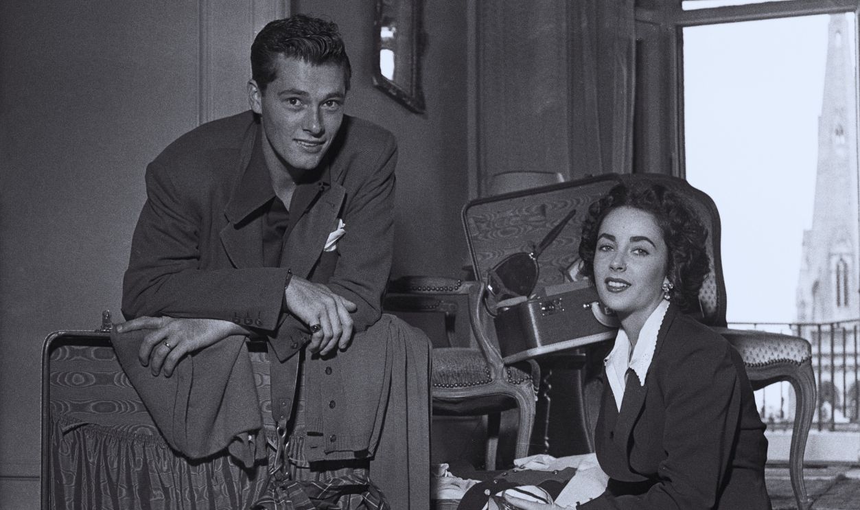 Gettyimages - 1355453139, Elizabeth Taylor et Conrad Hilton Jr Elizabeth Taylor et Conrad Hilton Jr dans leur chambre d'hôtel à Paris, le 31 mai 1950.