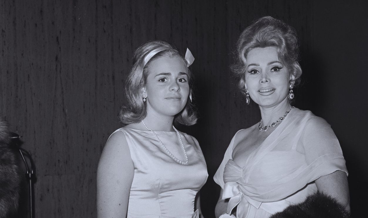 Gettyimages - 1190828403, Zsa Zsa Gabor And Daughter Hungarian-American actress Zsa Zsa Gabor (1917 - 2016) and her daughter Francesca Hilton (1947 - 2015) at the Hope Dinner, a celebrity charity dinner, USA, circa 1963.