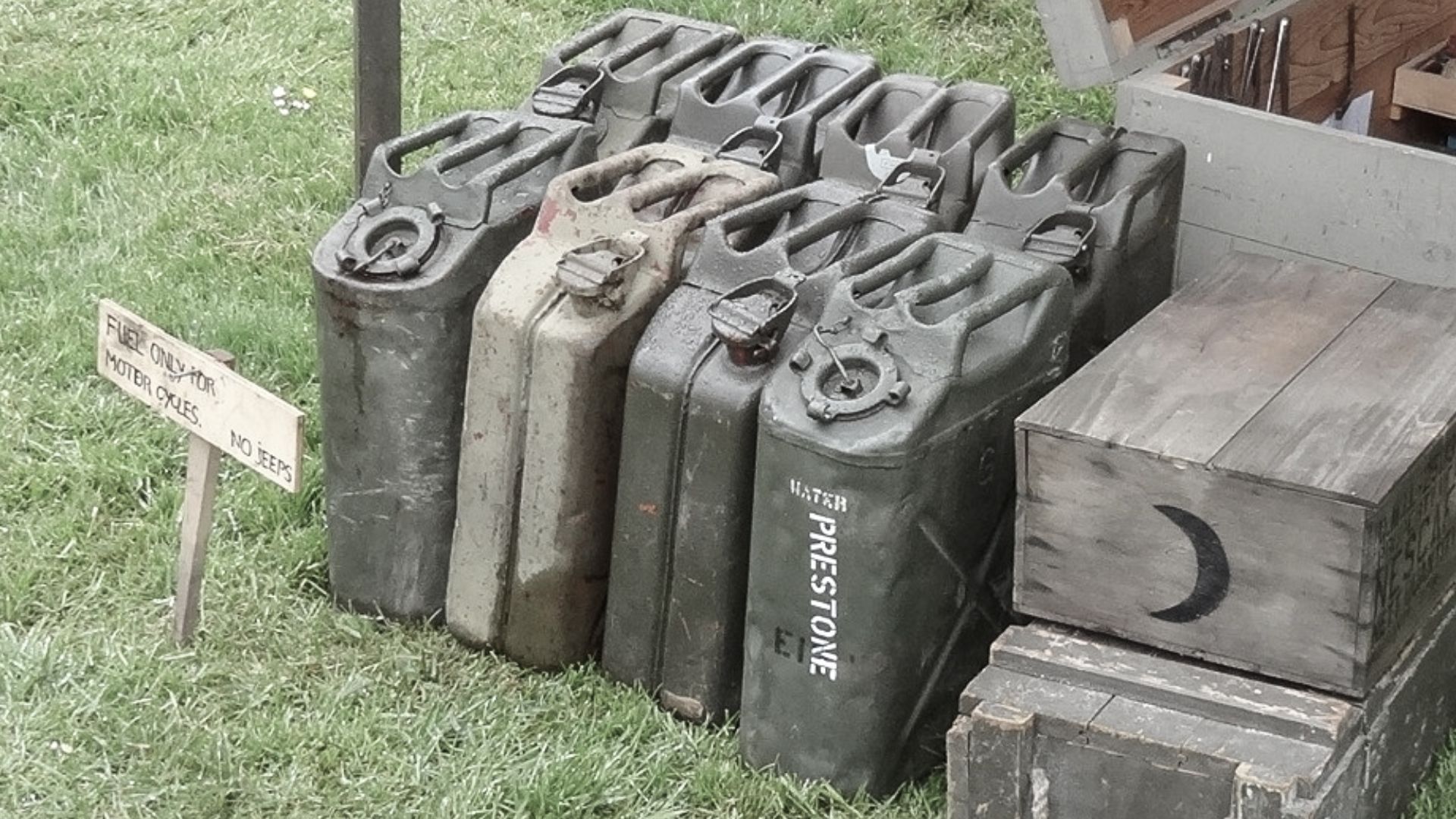 File:Brandstof was belangrijk in de tweede wereldoorlog bevrijdingsfestival Brielle 2015.jpg