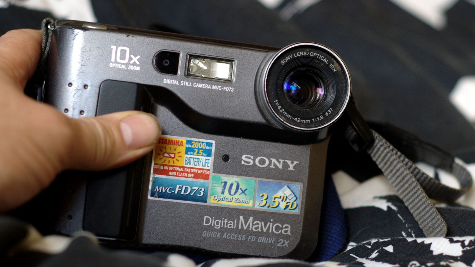 File:Old fashioned digital camera.jpg