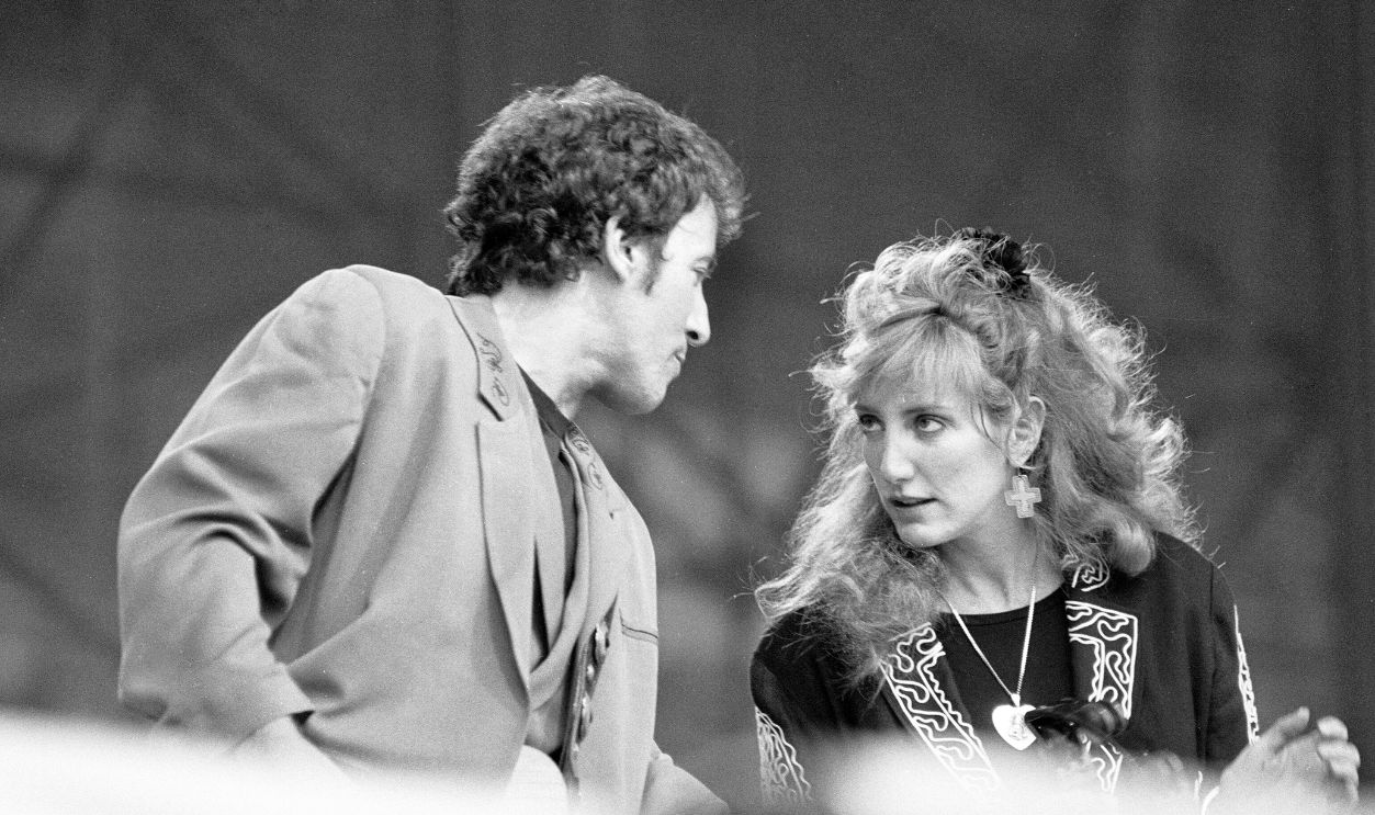 Gettyimages - 639630720, Bruce Springsteen Bruce Springsteen and Patti Scialfa, member of Bruce Springsteen's E Street Band, in Concert, Villa Park, Birmingham, Tuesday 21st June 1988.