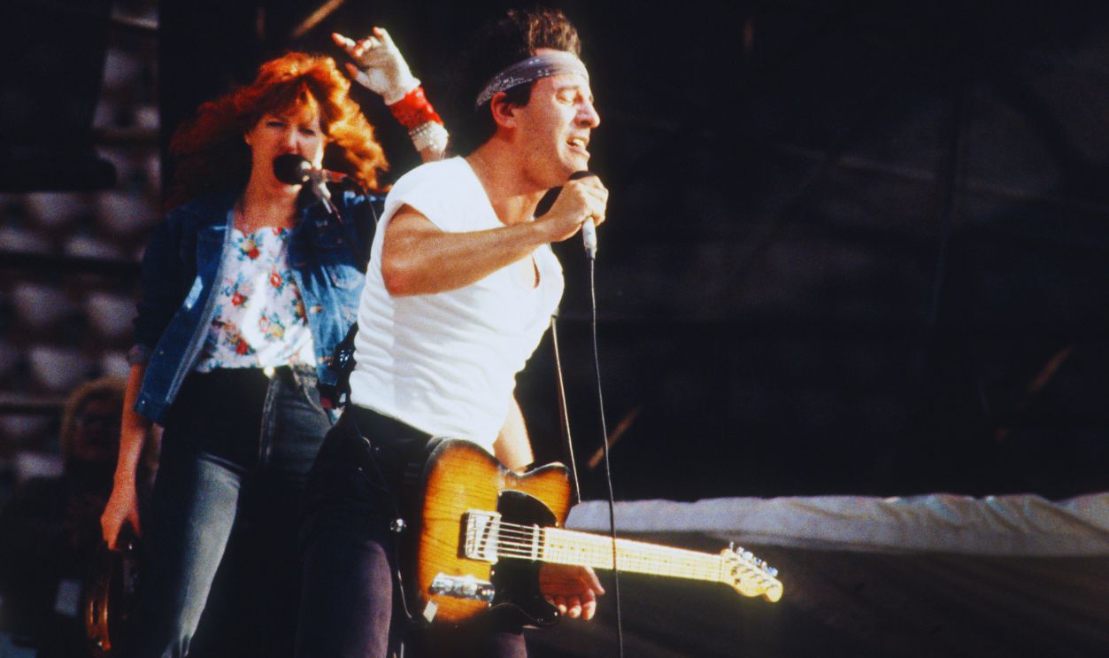 Gettyimages - 1181820266, Bruce Springsteen Bruce Springsteen and the E Street Band, Bruce Springsteen, Patti Scialfa, Feyenoord Stadium, De Kuip, Rotterdam, Netherlands, 12th June 1985.