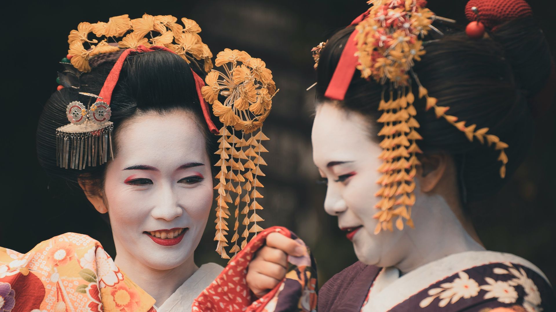 two geisha women dressed in traditional geisha clothing