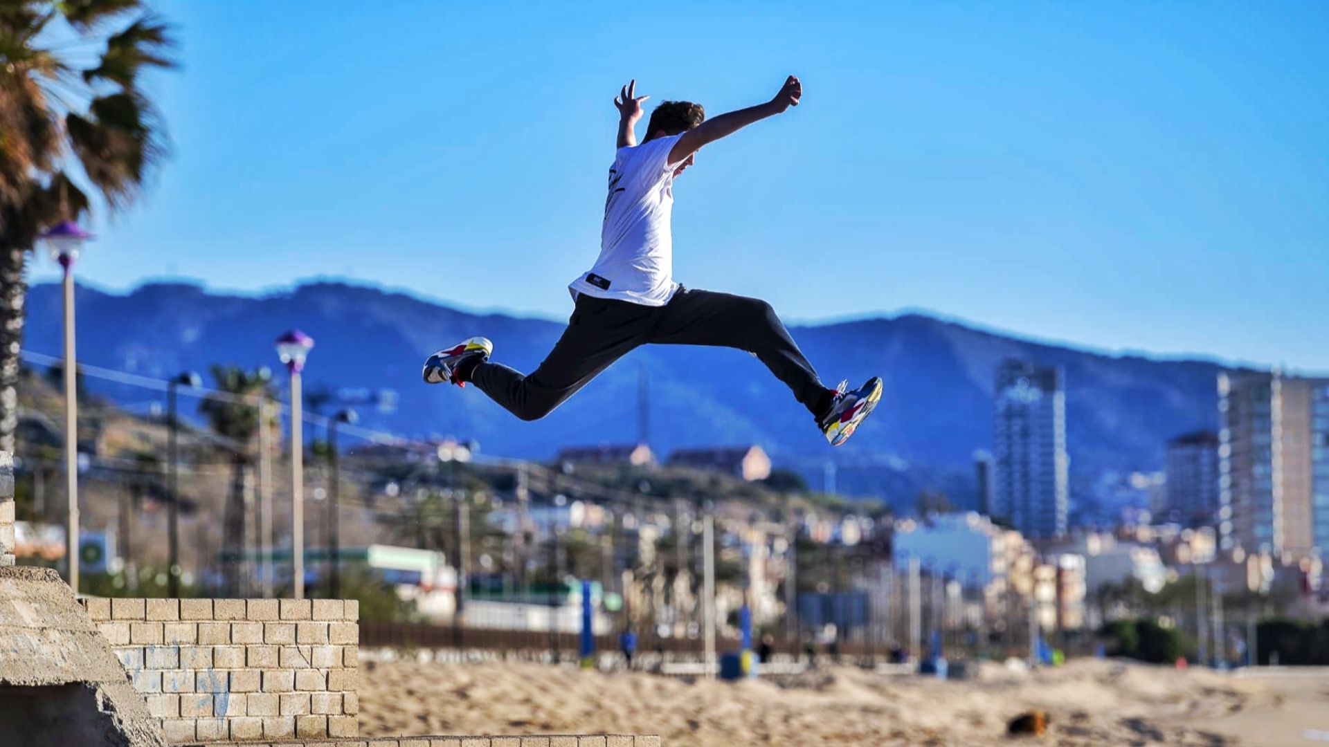 File:Parkour salto de lomgitud.jpg