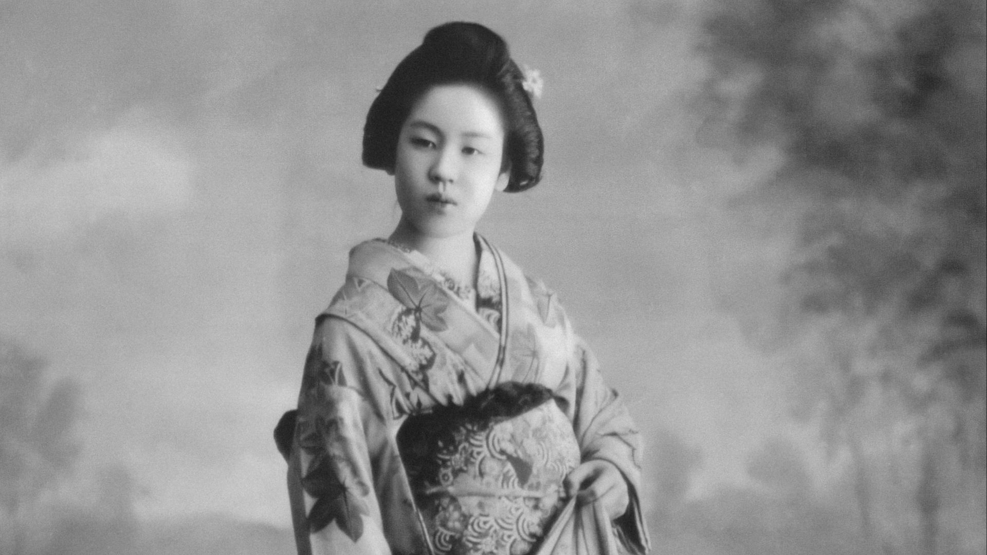 an old photo of a woman in a kimono