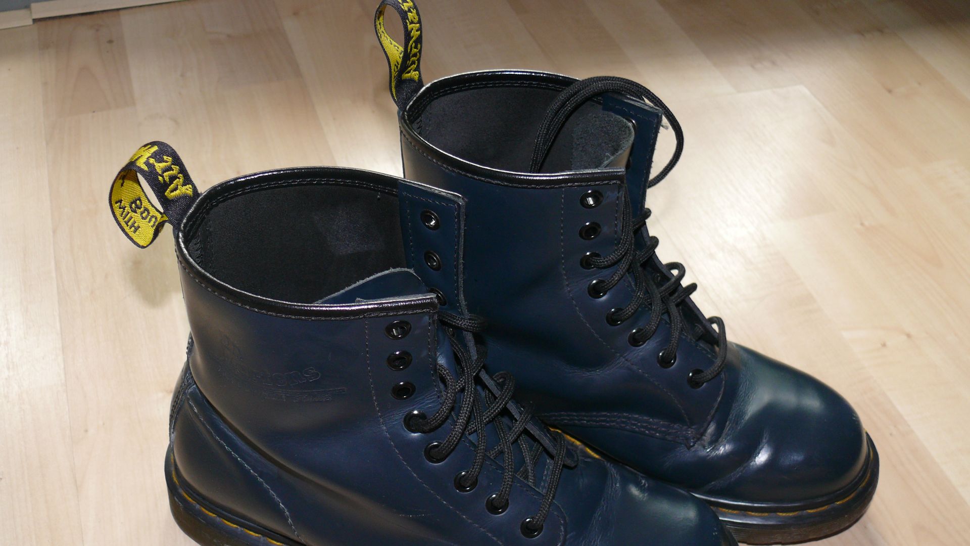 File:Doc Martens Navy.jpg