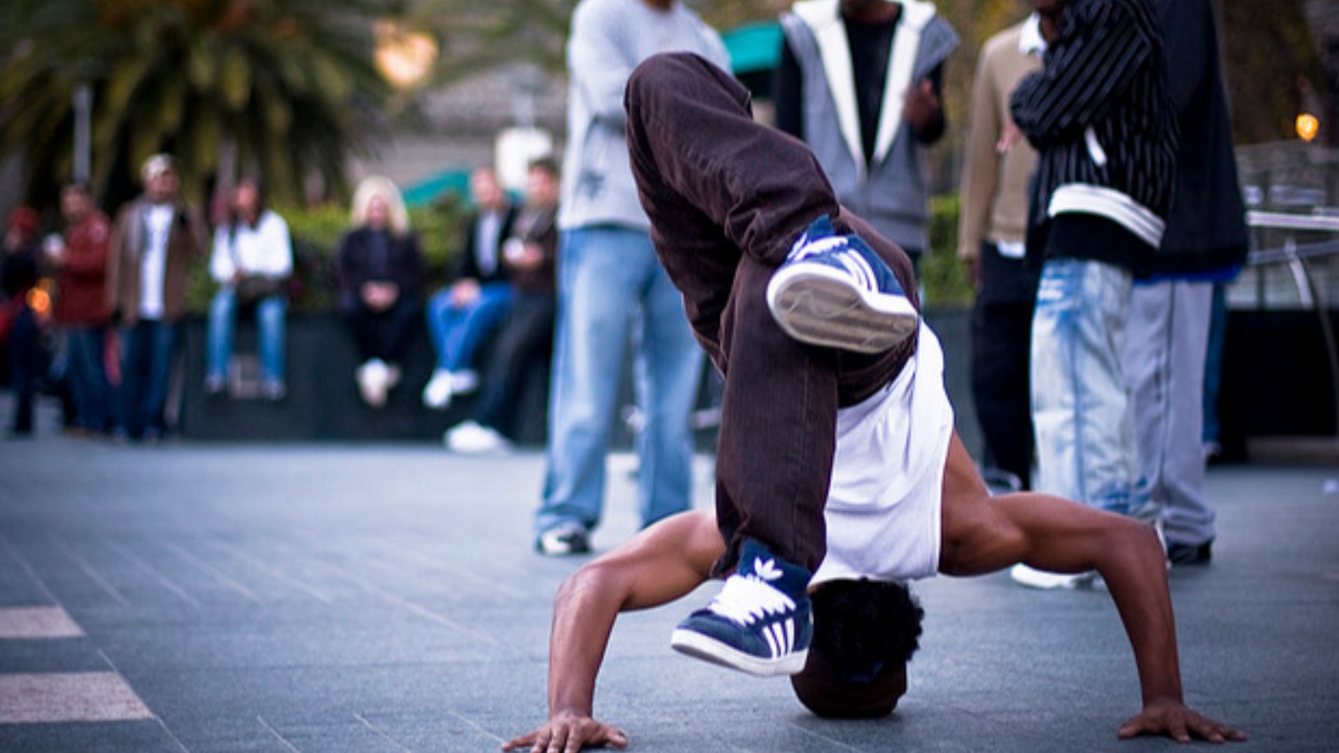 File:B Boy doing a freeze.jpg