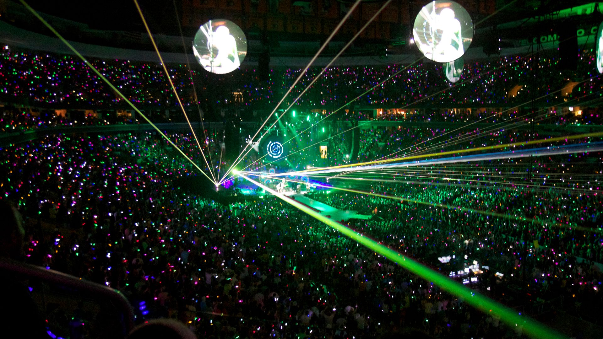 File:Coldplay Mylo Xyloto Tour @ Wells Fargo Center.jpg