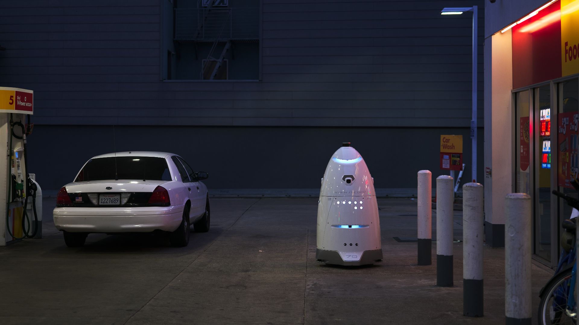 File:Knightscope K5 and Ford Crown Victoria at gas station San Francisco dllu.jpg